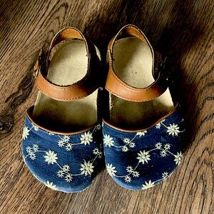 (4 for $20) cute toddler girls shoes. Size 5